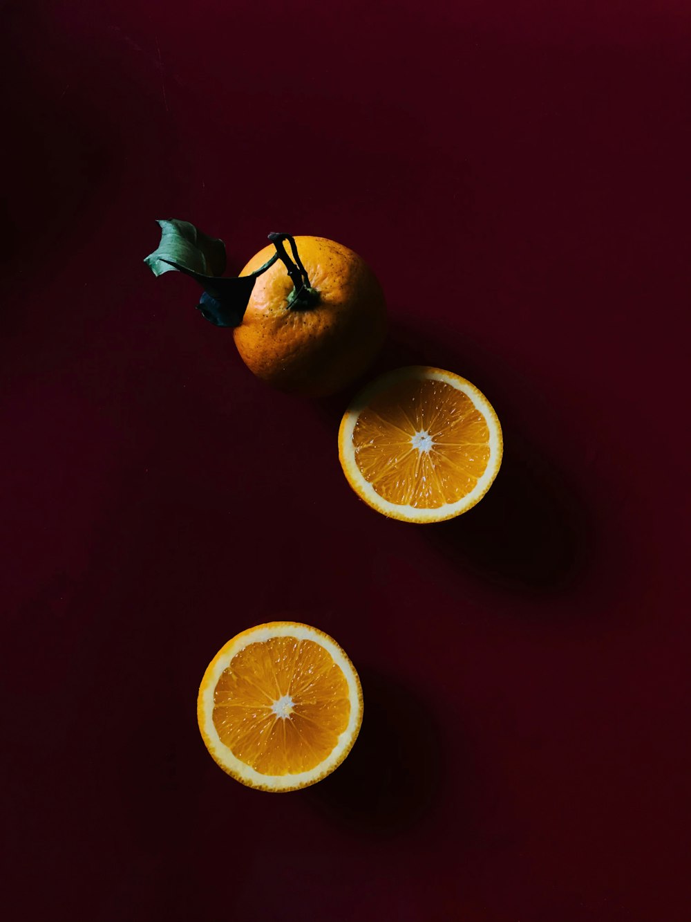 빨간색 표면에 얇게 썬 오렌지 과일