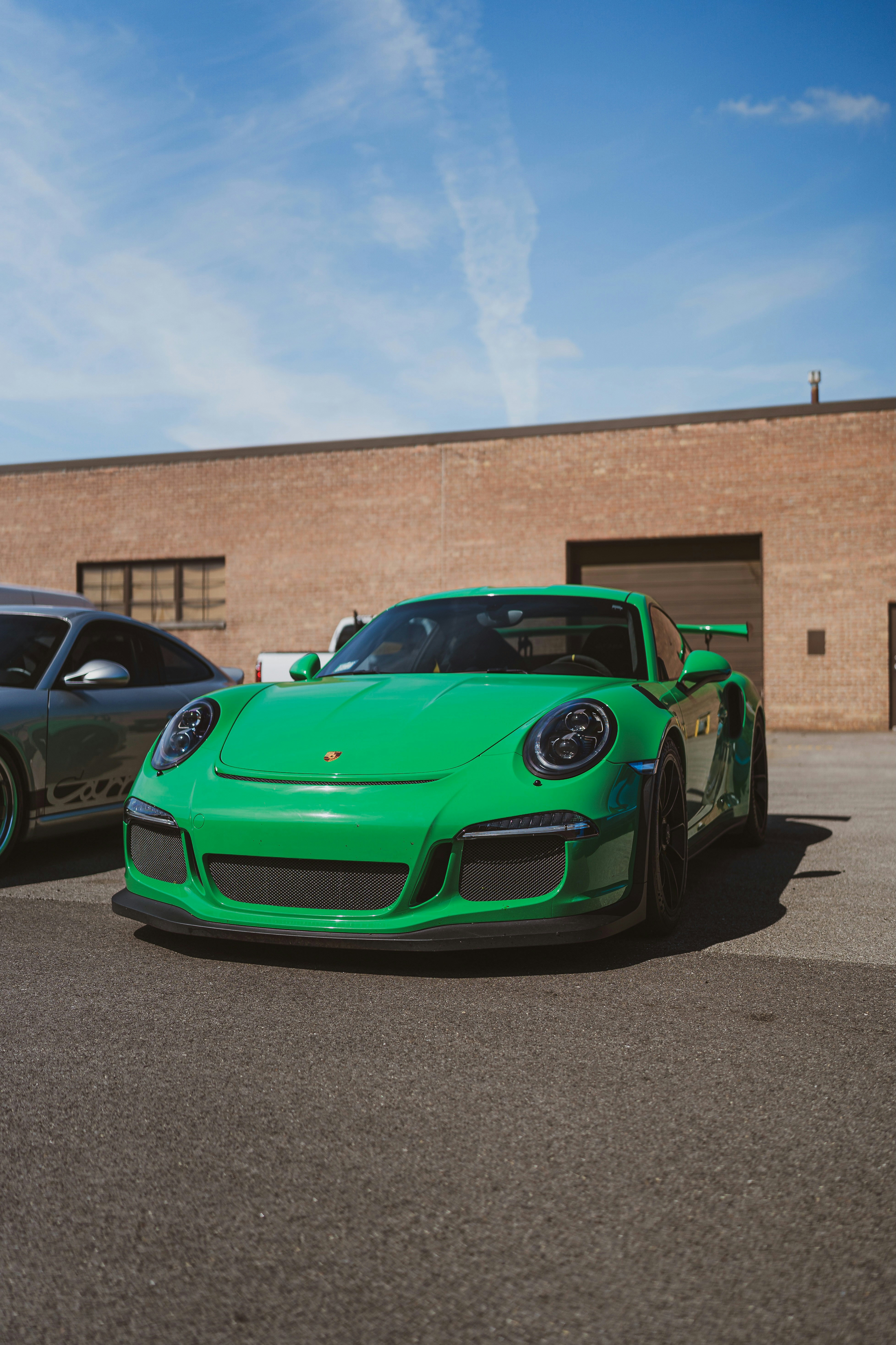 Porsche 911 verde estacionado na rua durante o dia
