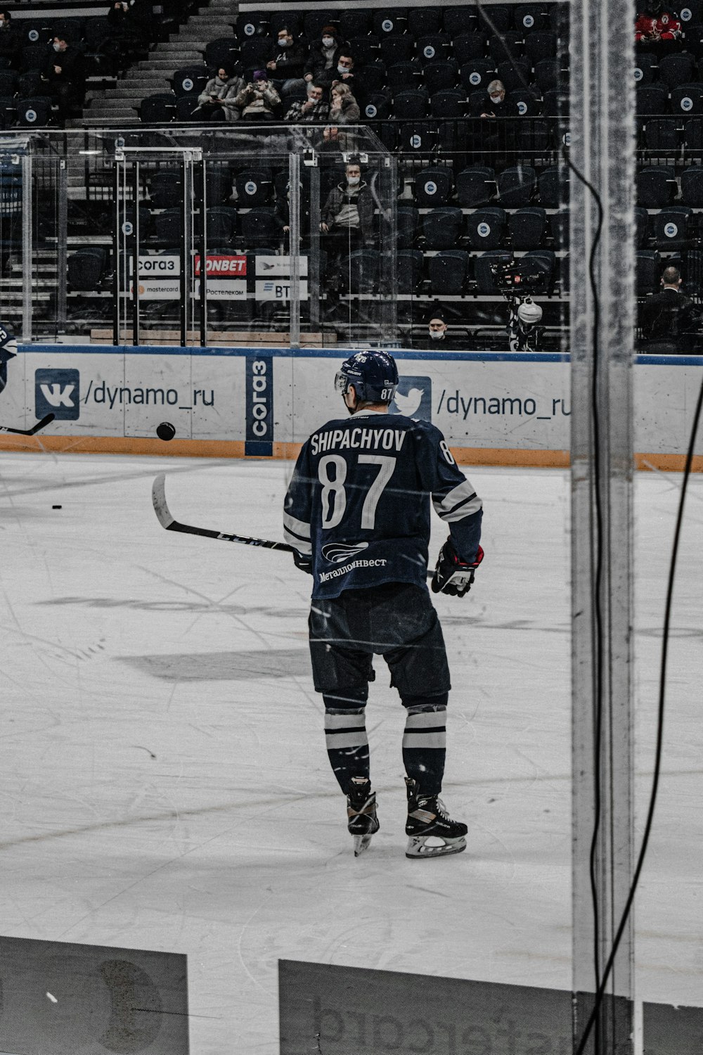 Mann im schwarzen Eishockeytrikot beim Eishockeyspielen