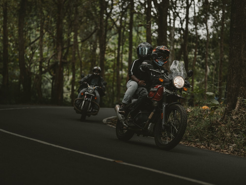 2 hombres montando motocicleta en la carretera durante el día