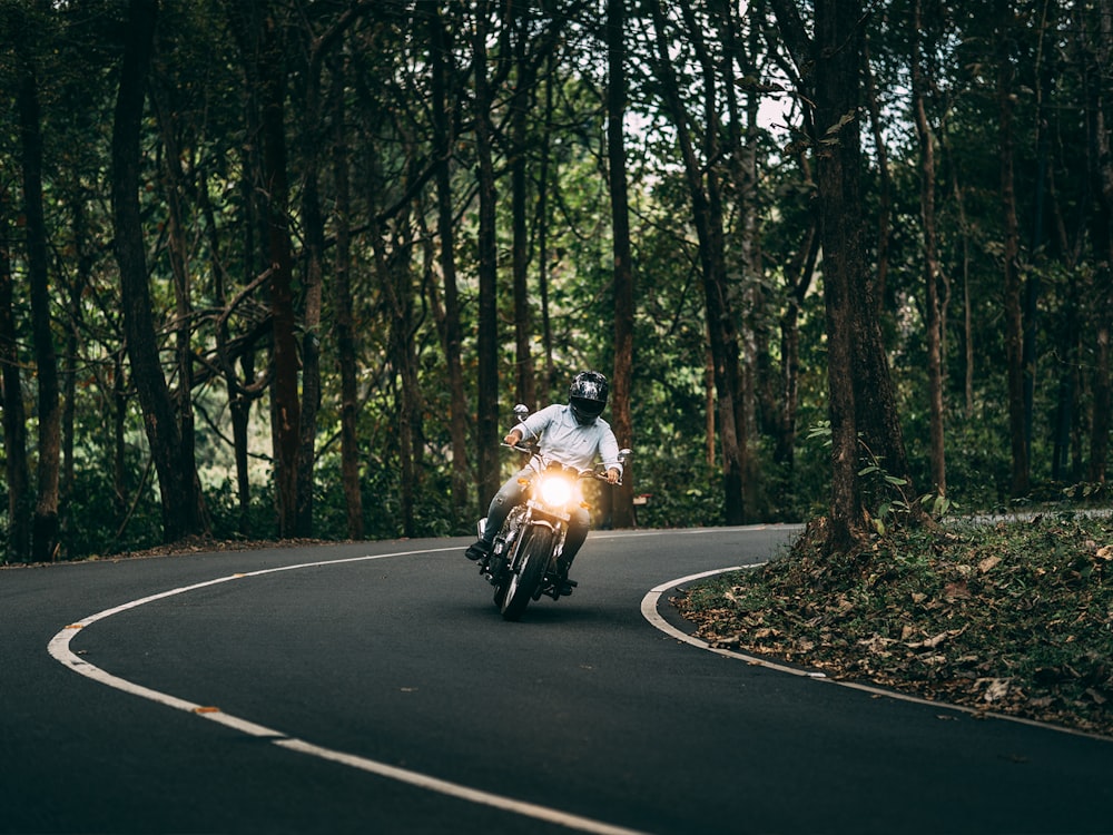 Hombre conduciendo motocicleta en la carretera durante el día