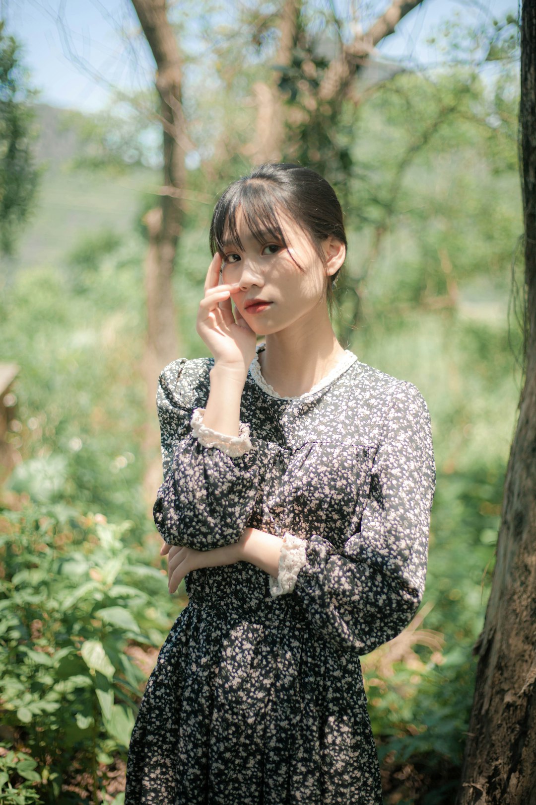 woman in black and white floral long sleeve dress