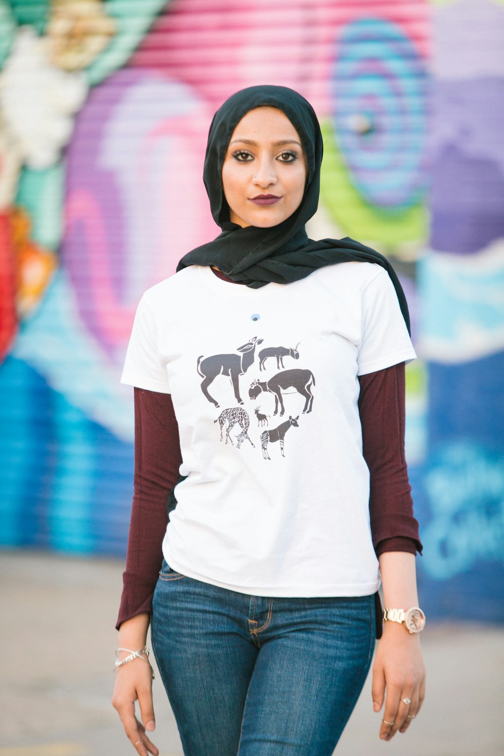 mulher na camiseta branca e preta do pescoço da tripulação