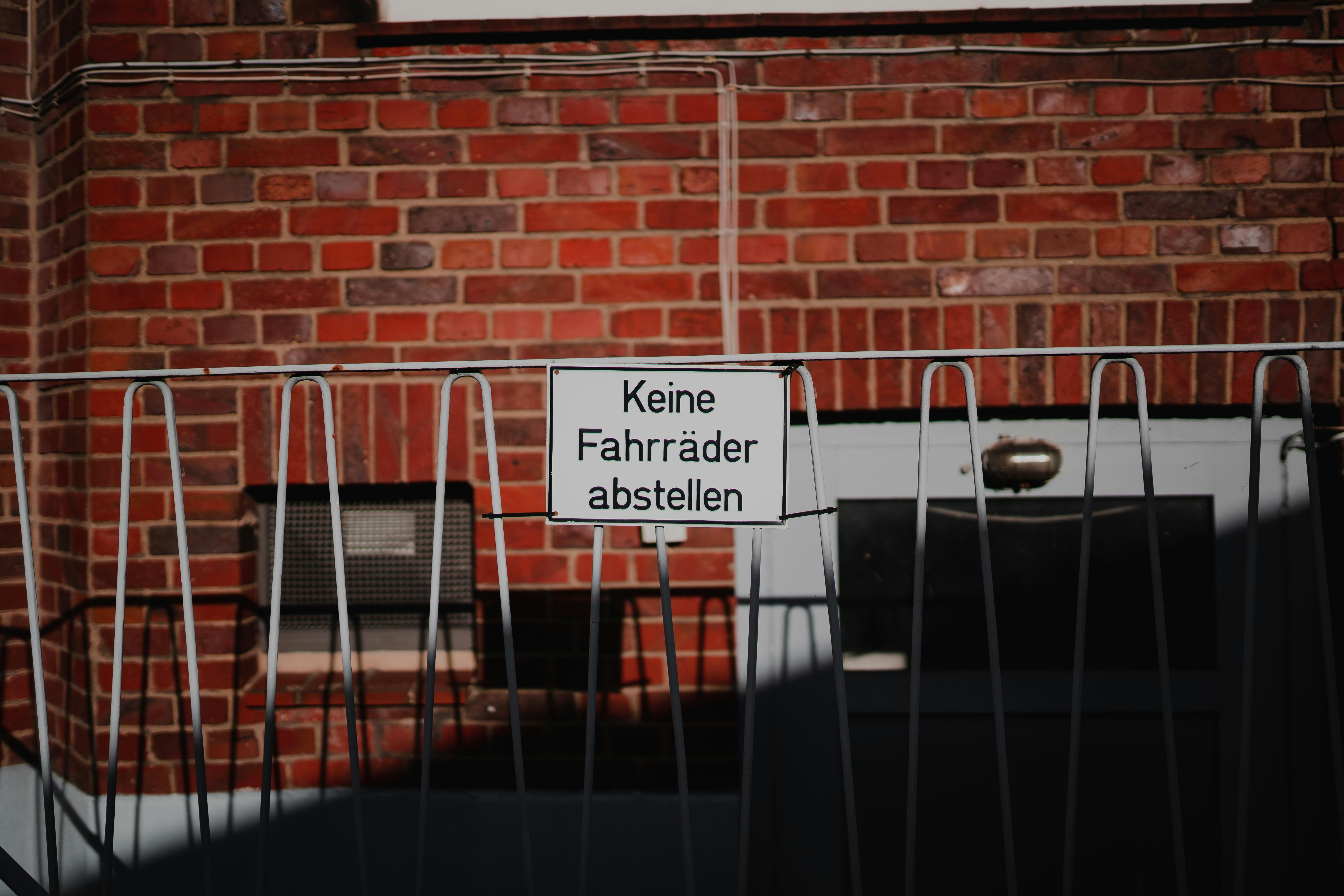 weiße und schwarze Holzbeschilderung