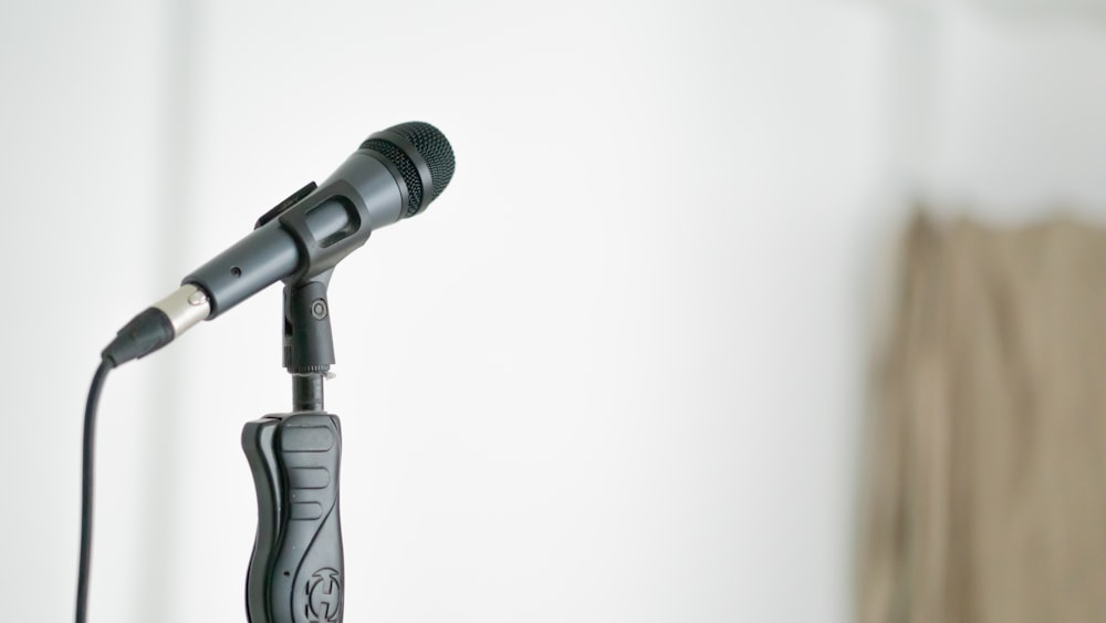 Schwarz-graues Mikrofon auf weißem Hintergrund