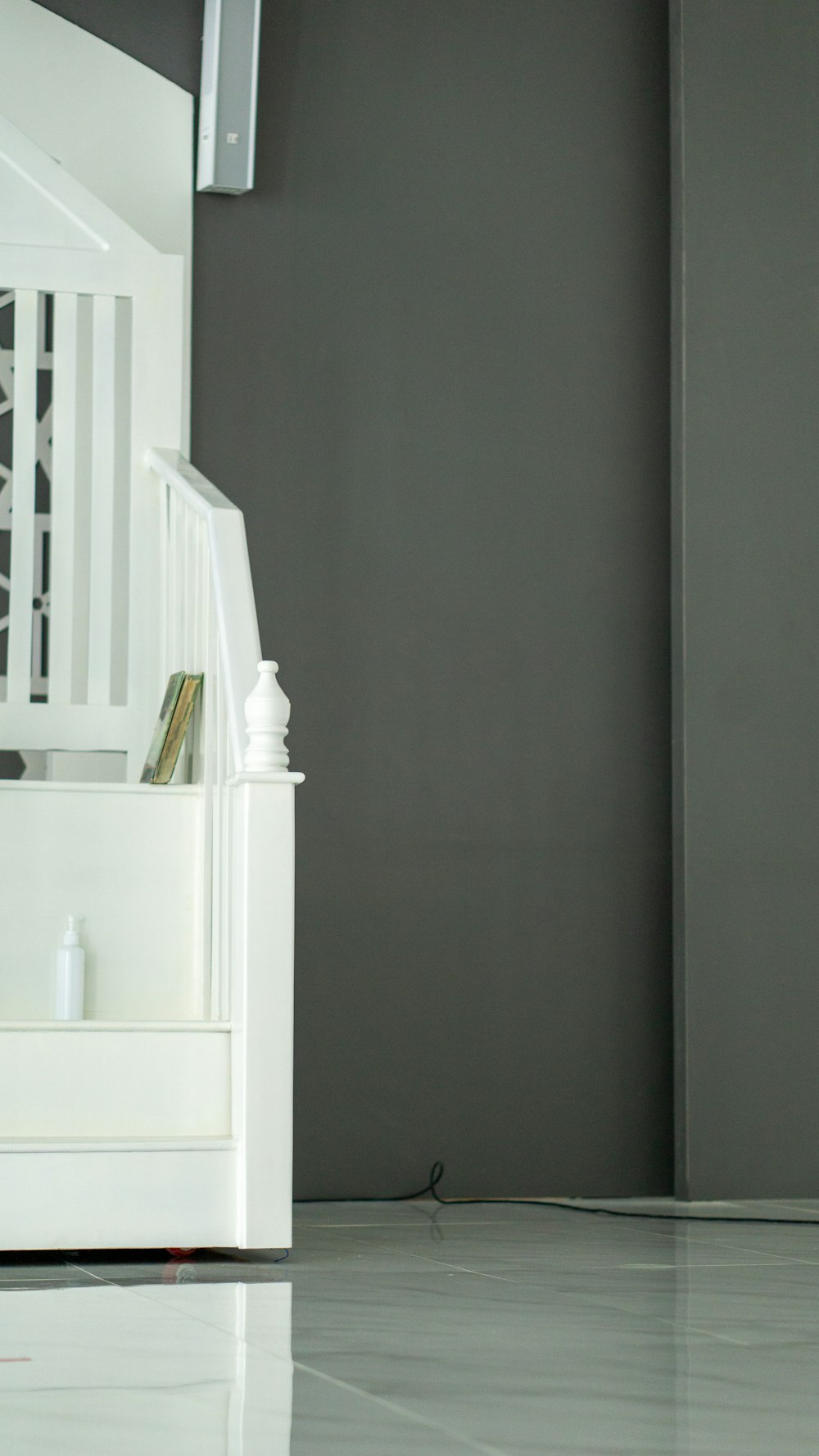 Armoire en bois blanc avec miroir