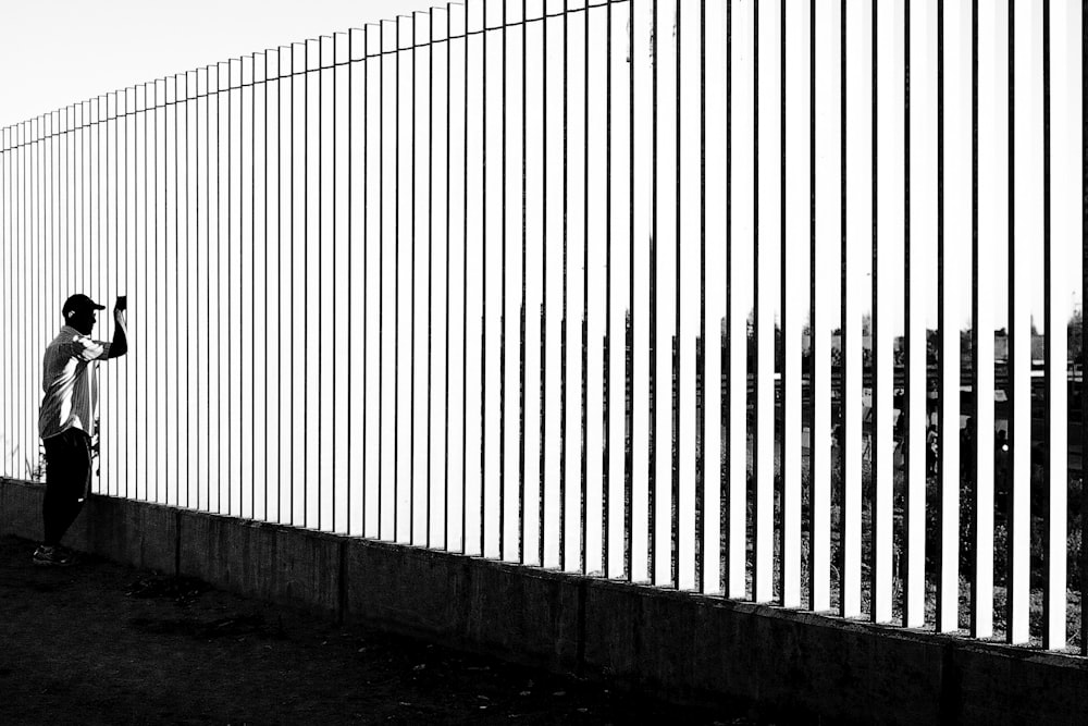 valla de madera blanca y negra