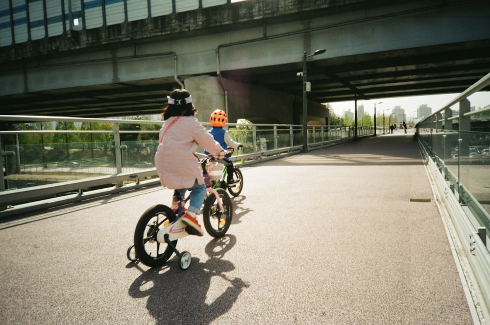 Mann in weißer Jacke fährt tagsüber Fahrrad