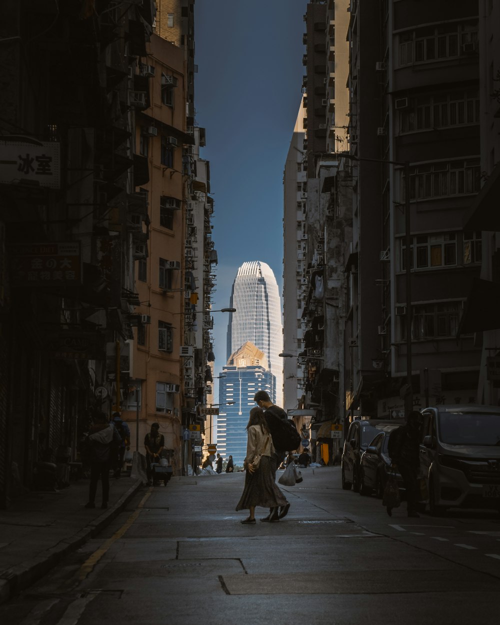 pessoas andando na calçada perto de edifícios durante o dia