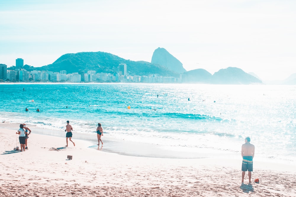 Gente en la playa durante el día