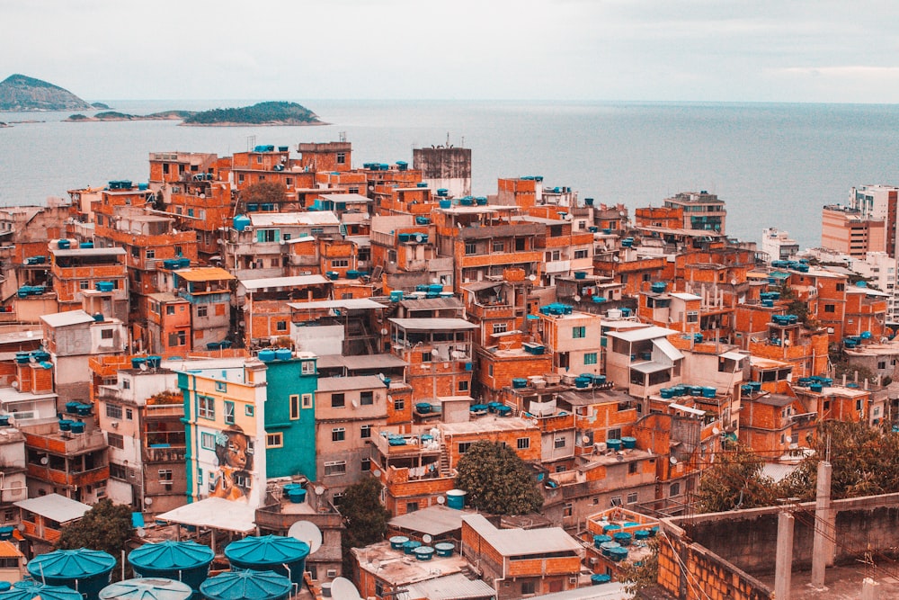 vista aérea dos edifícios da cidade durante o dia