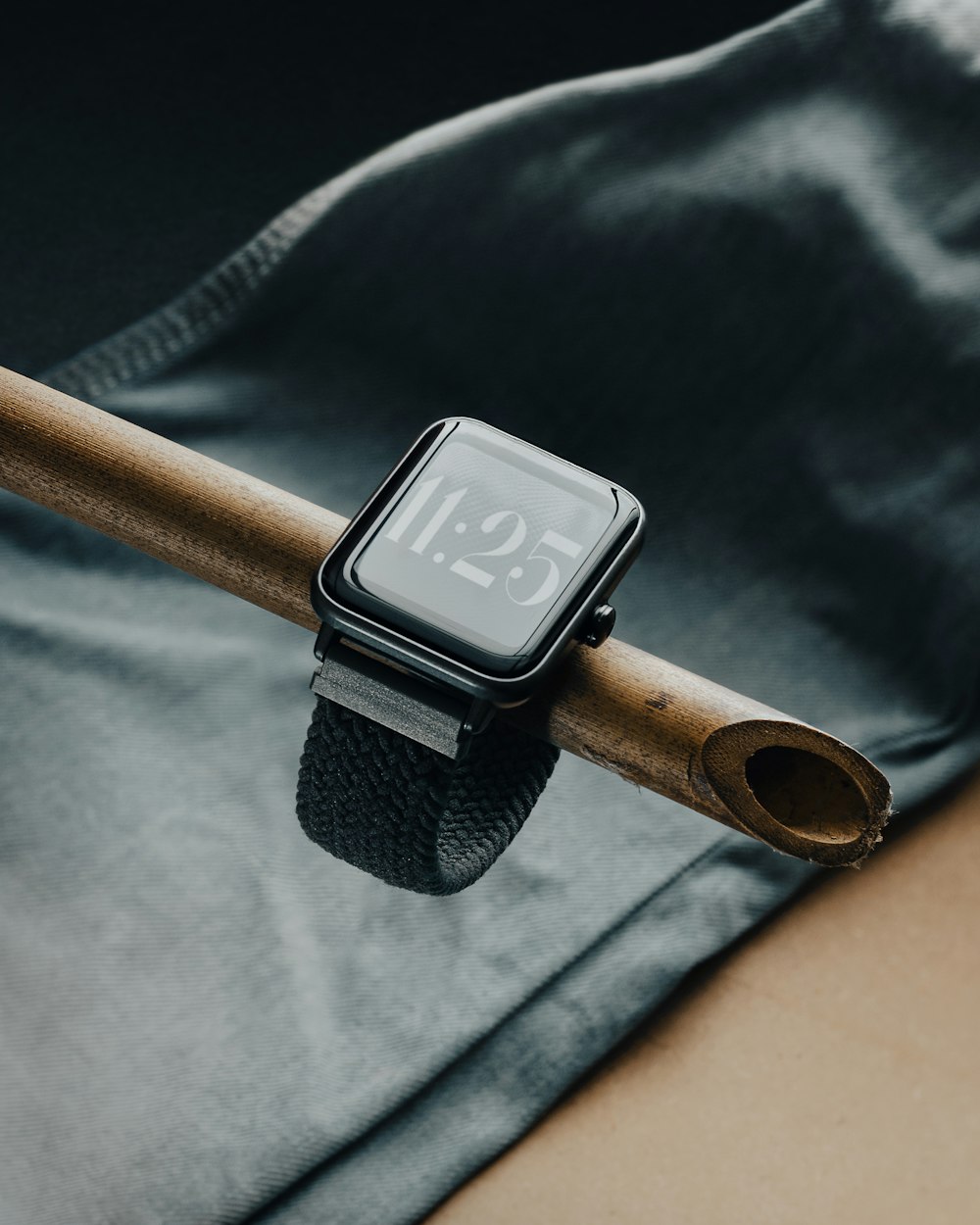 Caja de aluminio plateado Apple Watch con correa deportiva negra