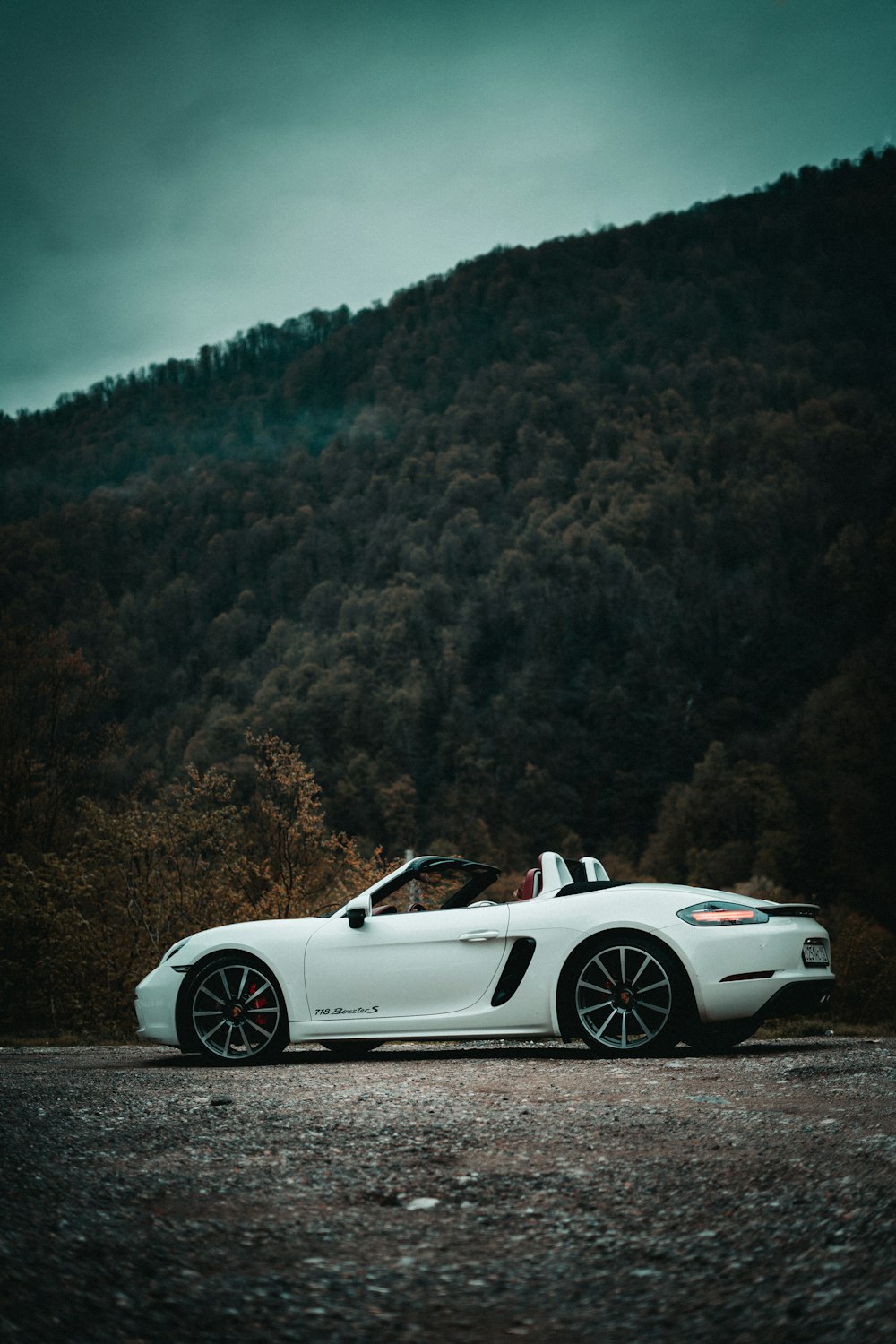 Porsche 911 blanco en carretera durante el día
