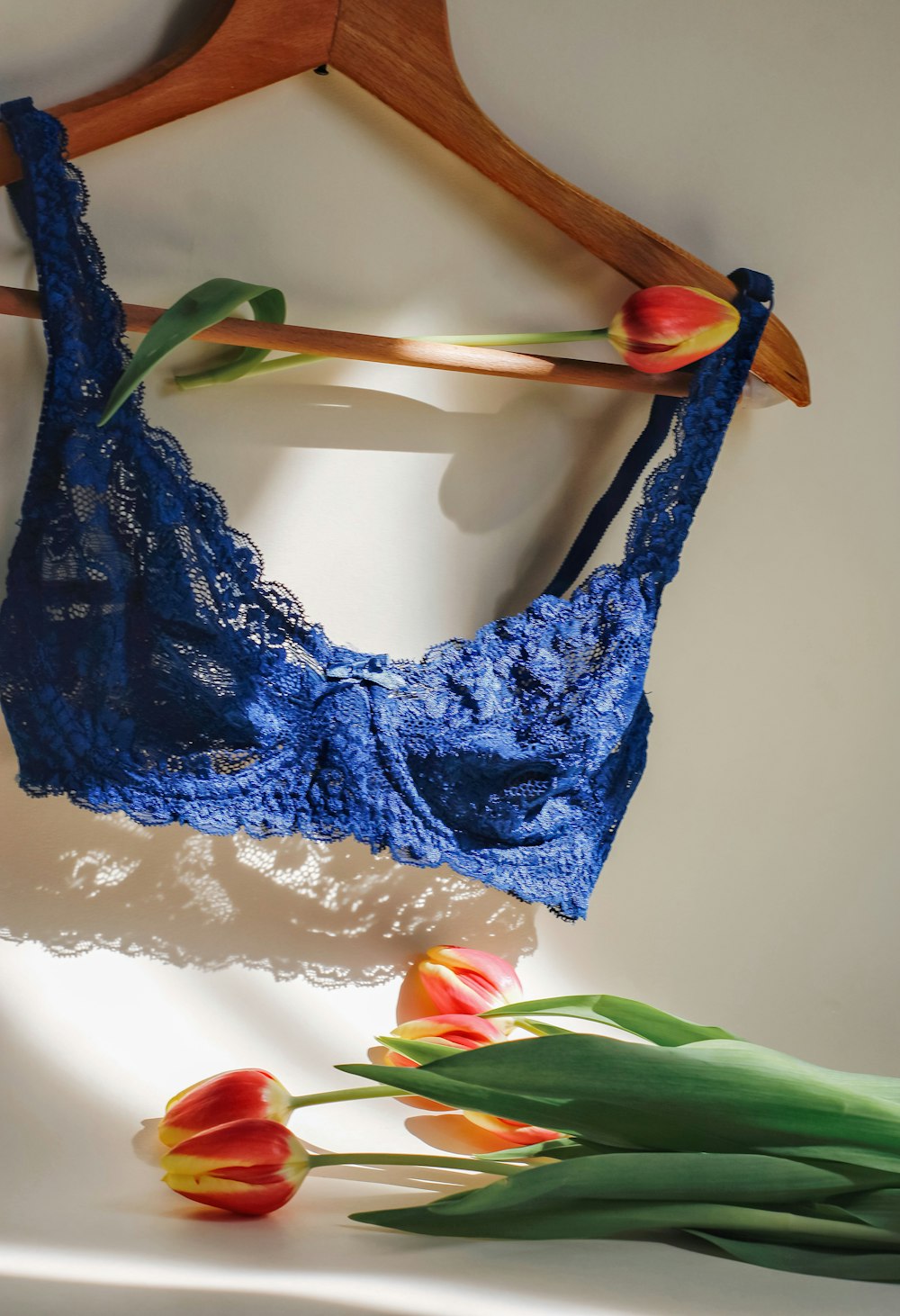 soutien-gorge en dentelle bleue sur table blanche