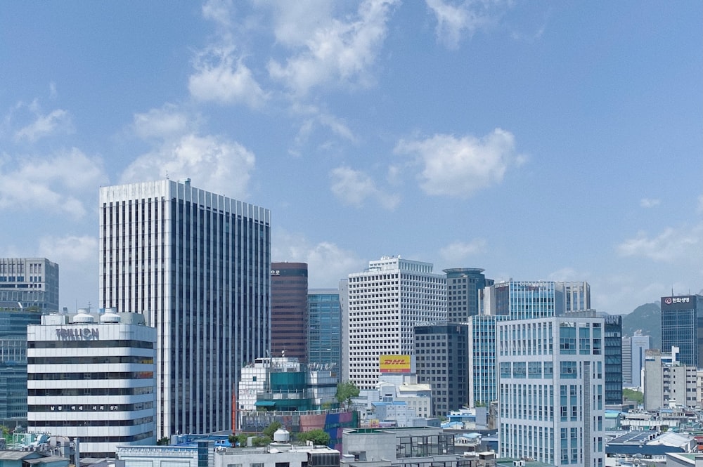 Weiße und blaue Betongebäude unter blauem Himmel tagsüber