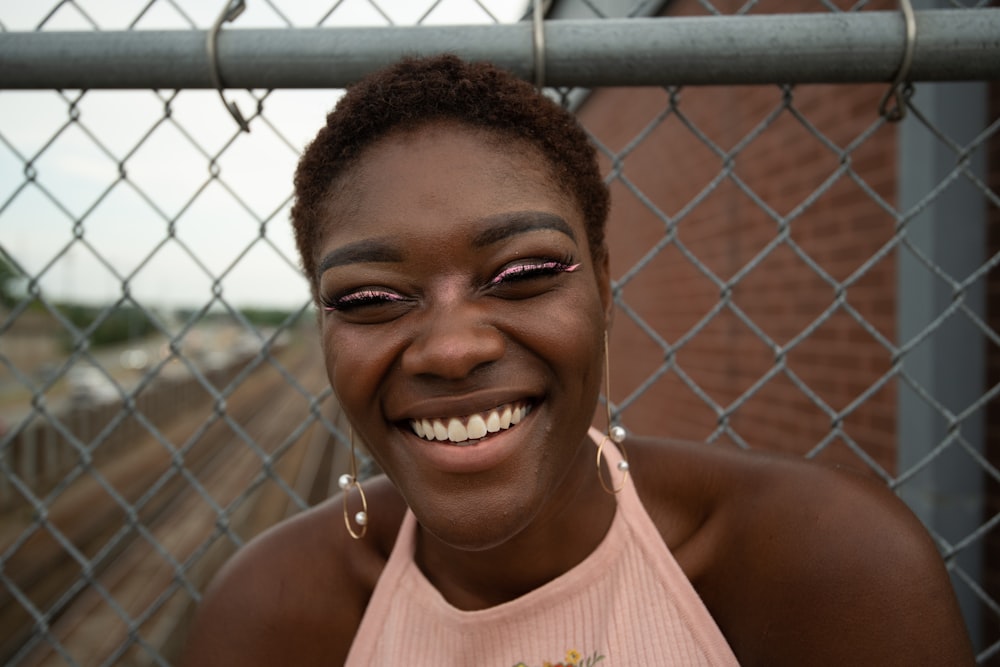 femme souriante en débardeur blanc