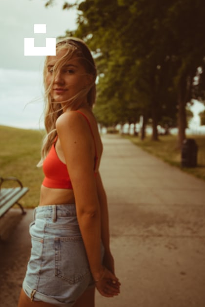 Woman in red sports bra and blue denim shorts standing on gray concrete  road during daytime photo – Free Fit Image on Unsplash