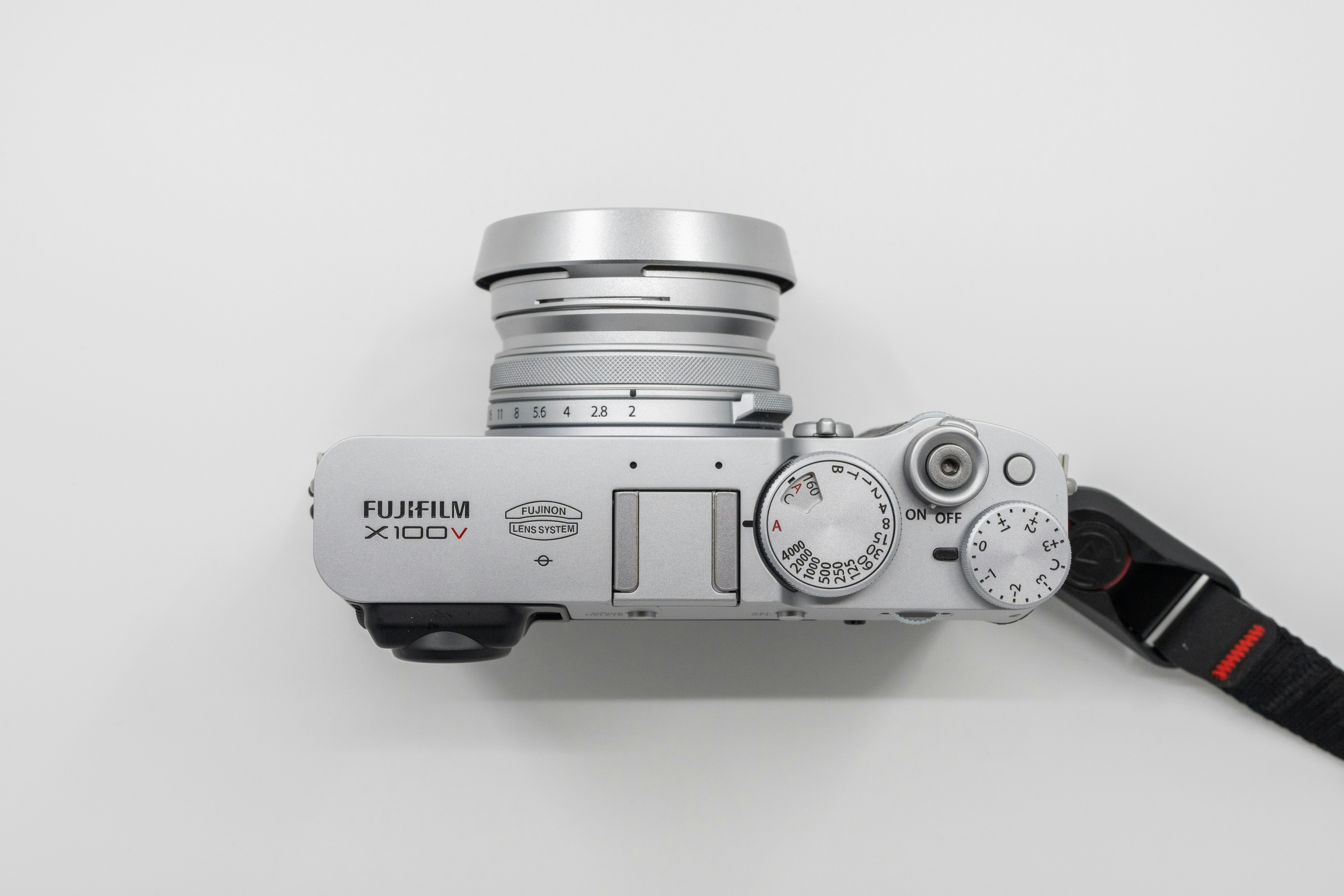 Weiße und schwarze DSLR-Kamera