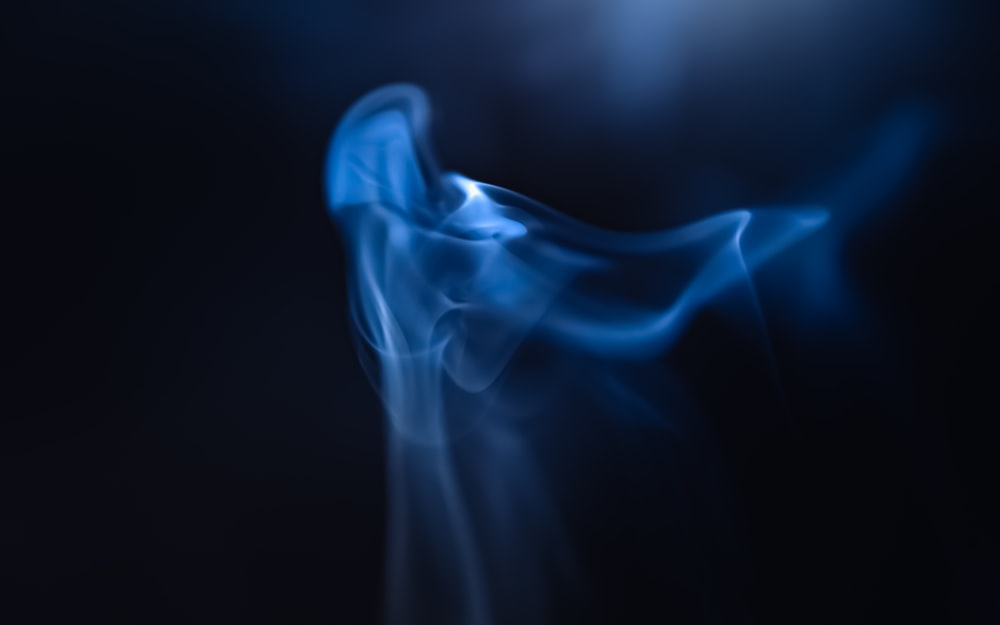 fumée bleue dans une pièce sombre