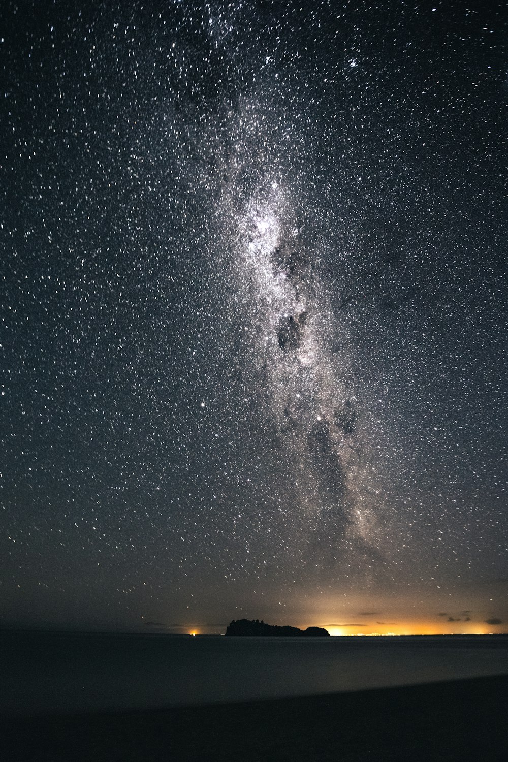 Notte stellata sulla città