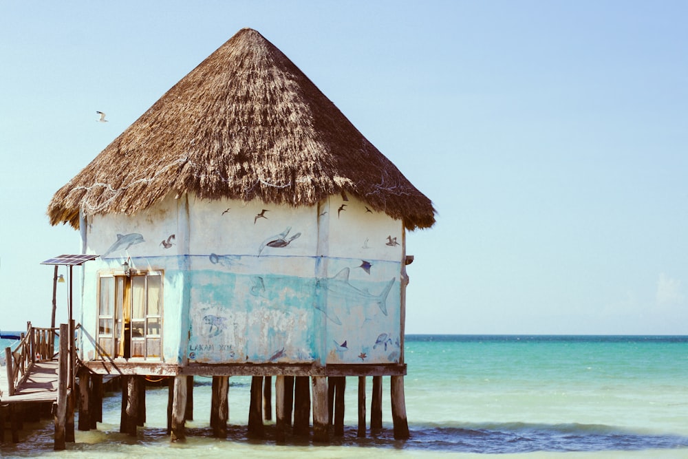 Casa de madera marrón en la playa durante el día