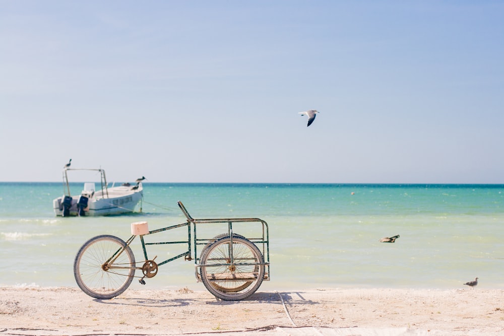 weißes Fahrrad am Strand tagsüber