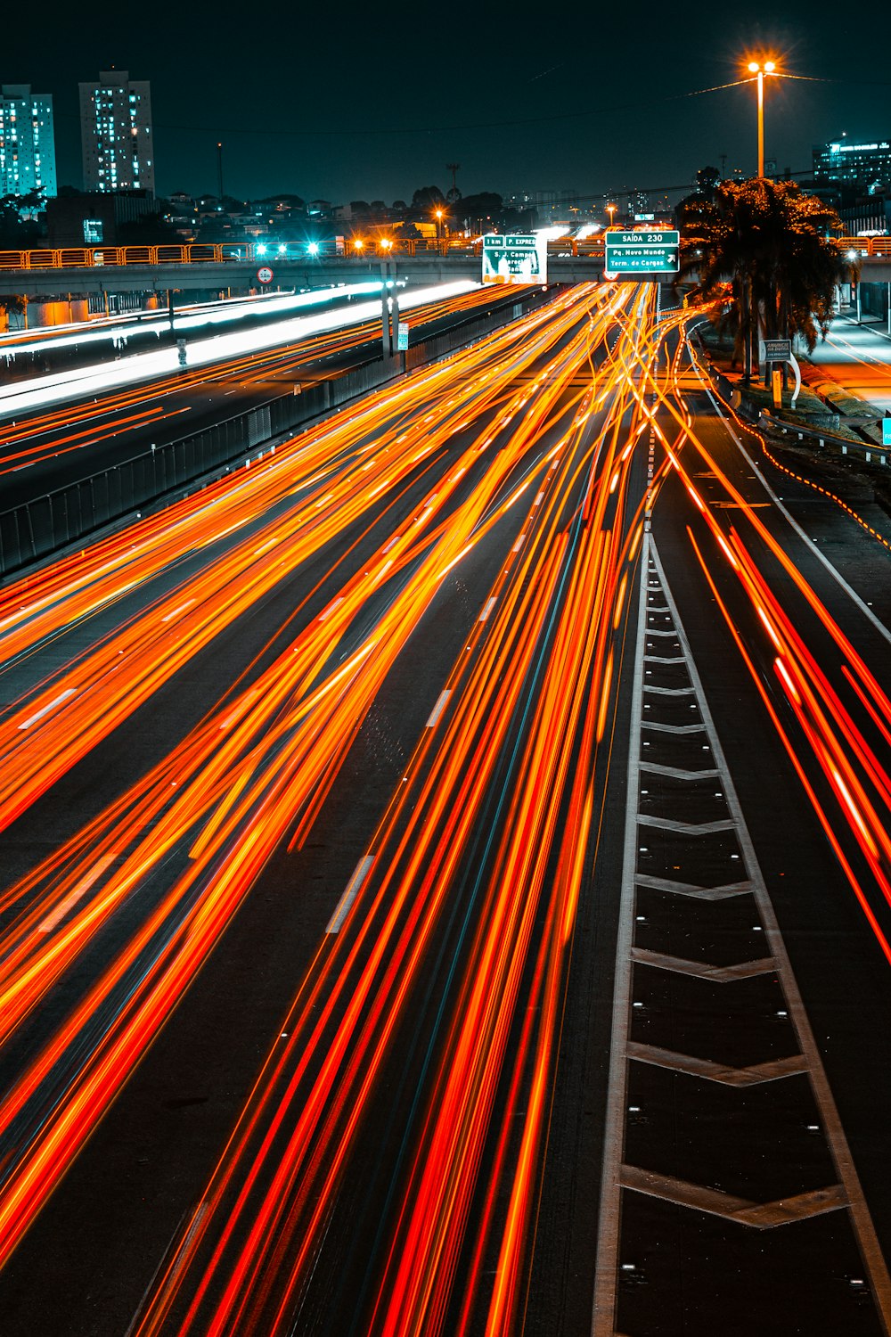 Photographie en accéléré de voitures sur la route pendant la nuit