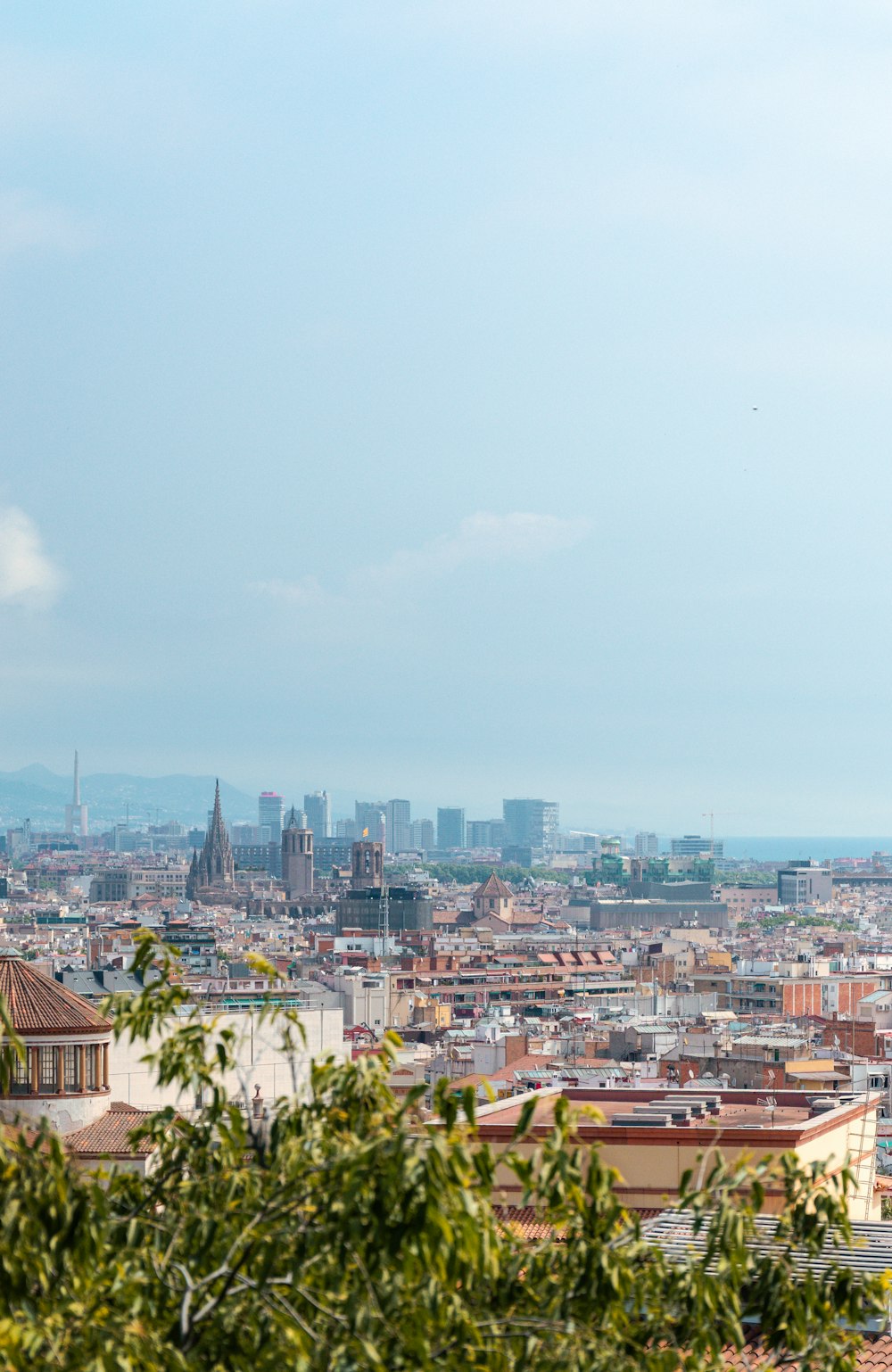 Stadt mit Hochhäusern unter blauem Himmel tagsüber