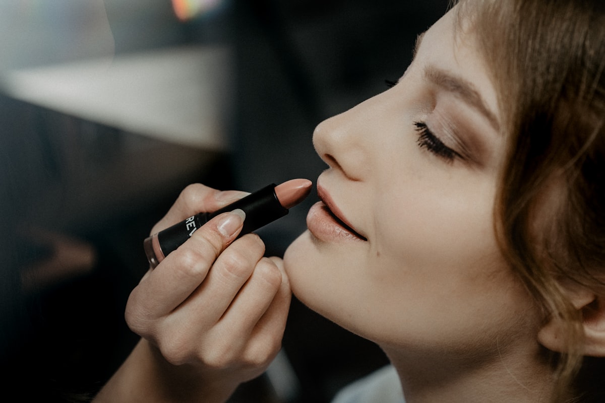 How to Stop Lipstick from Bleeding - Pro Tips to Avoid Feathering