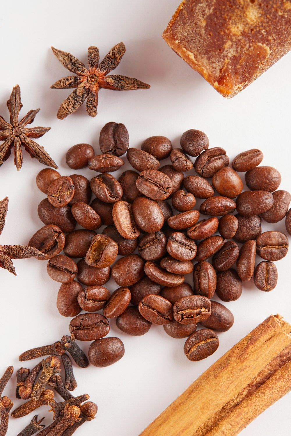 茶色の木製のまな板に茶色のコーヒー豆