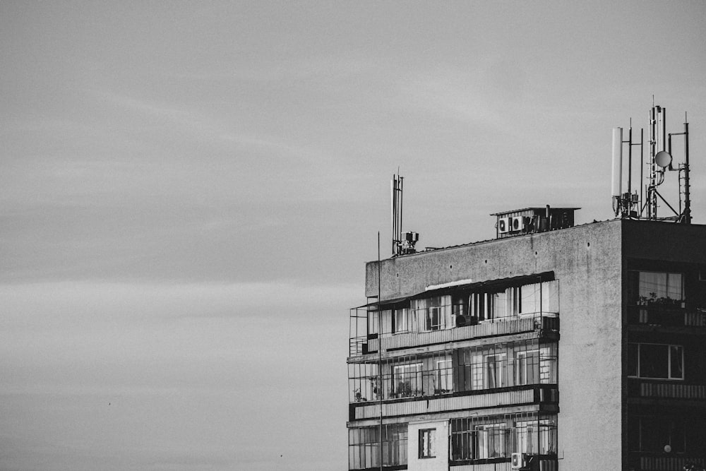 Foto en escala de grises de un edificio de hormigón