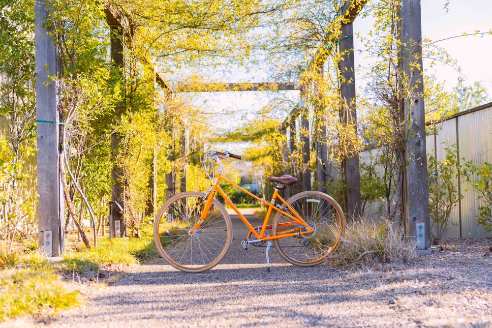 낮에는 노란색과 녹색 나무 옆에 주차 된 갈색 도시 자전거