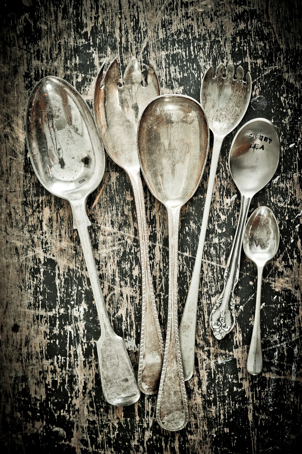 cucchiaio e forchetta d'argento sul tavolo di legno marrone