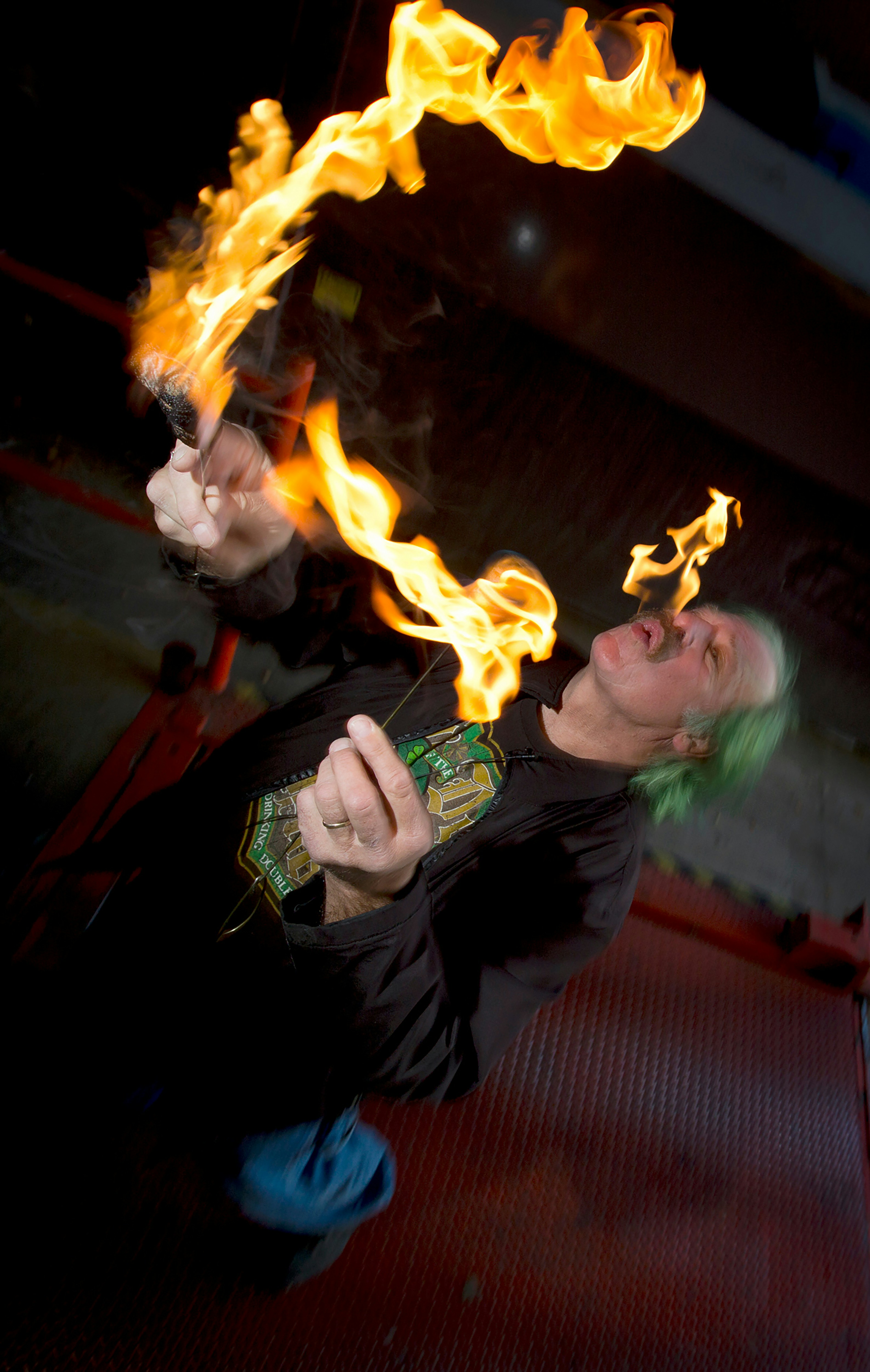 검은 크루넥 셔츠 흡연 남자