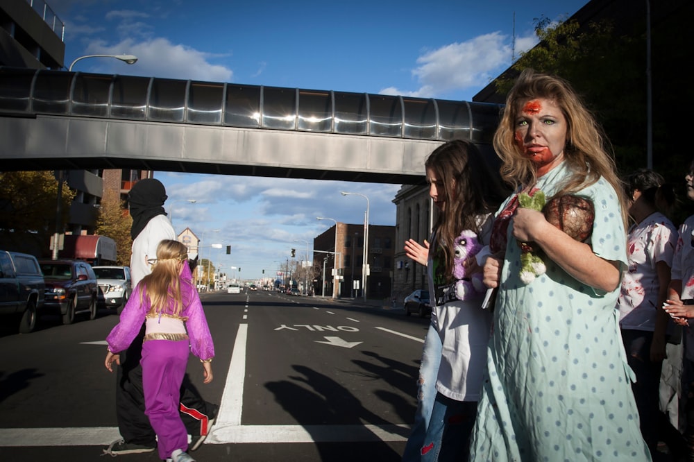 낮에 회색 콘크리트 도로에 서 있는 여성 2명