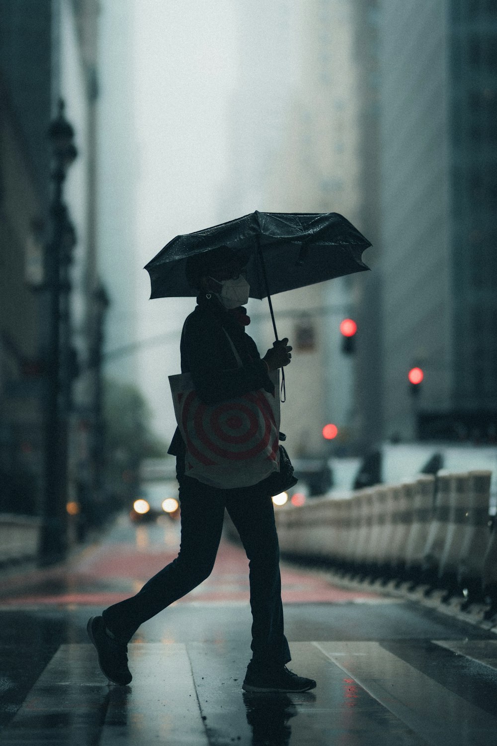 Persona in giacca nera che tiene l'ombrello