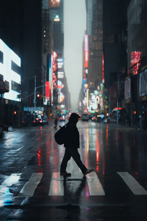 Homem caminhando na rua durante o dia