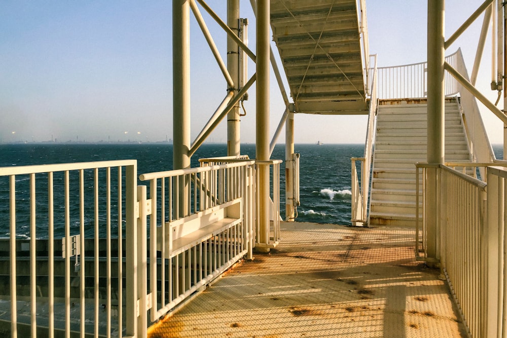 Muelle de madera blanca en el mar durante el día