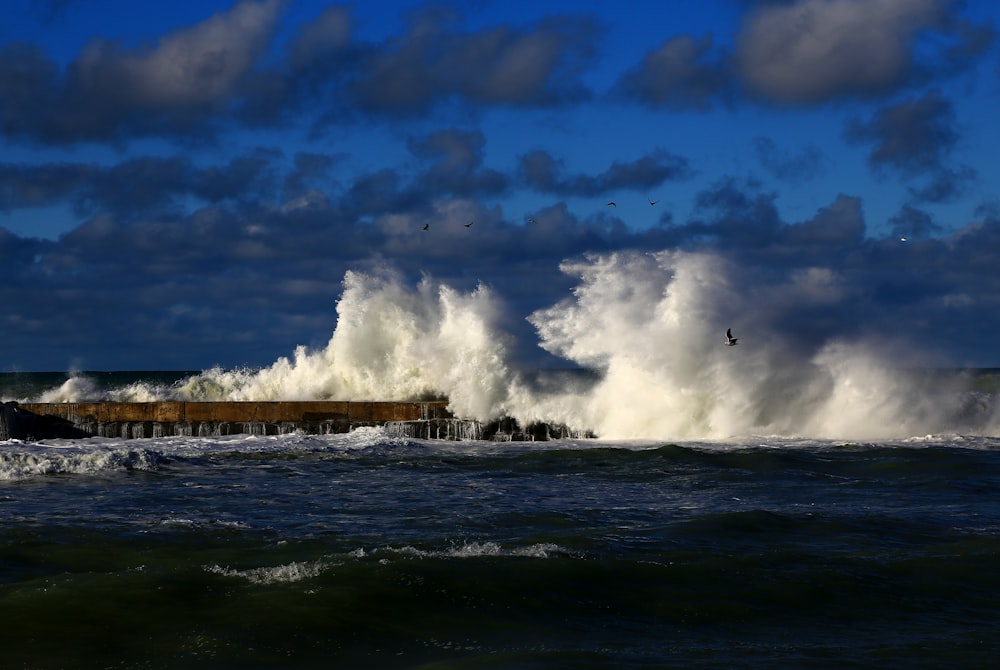 olas del océano rompiendo en la costa durante el día