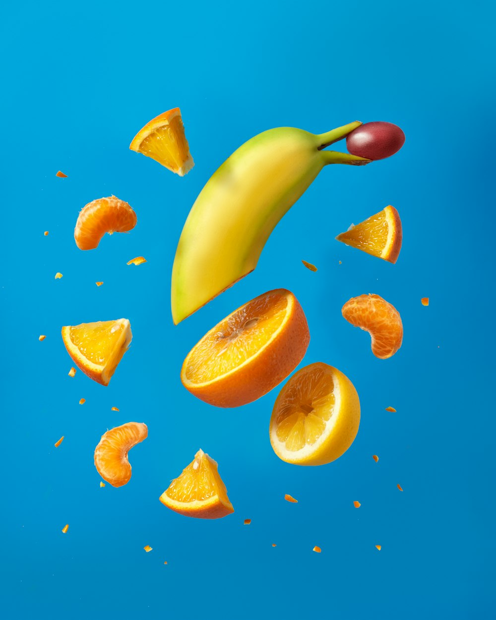 Frutta di limone a fette sulla superficie blu
