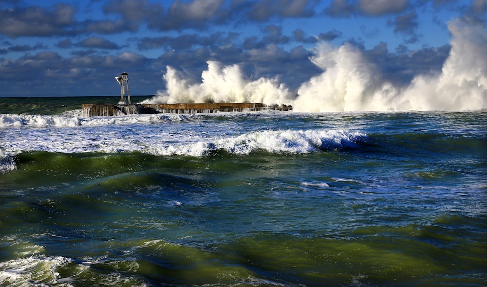 sea waves crashing on shore during daytime