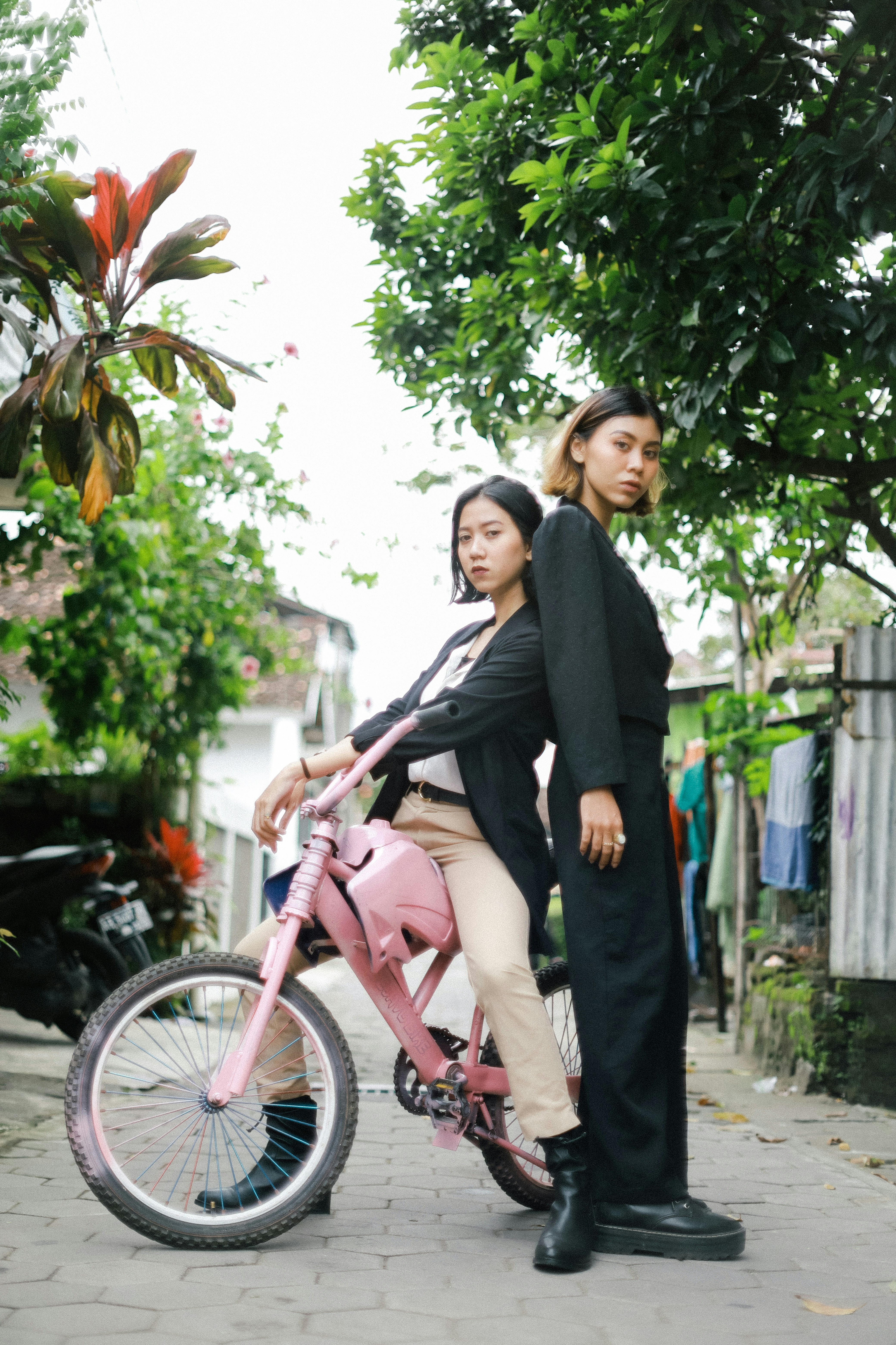 Pria berbaju blazer hitam berdiri di samping wanita dengan blazer hitam