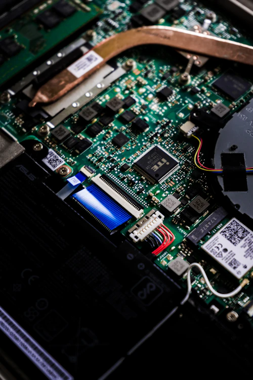 Placa y componentes internos de un notebook durante una reparación en Quinta Normal