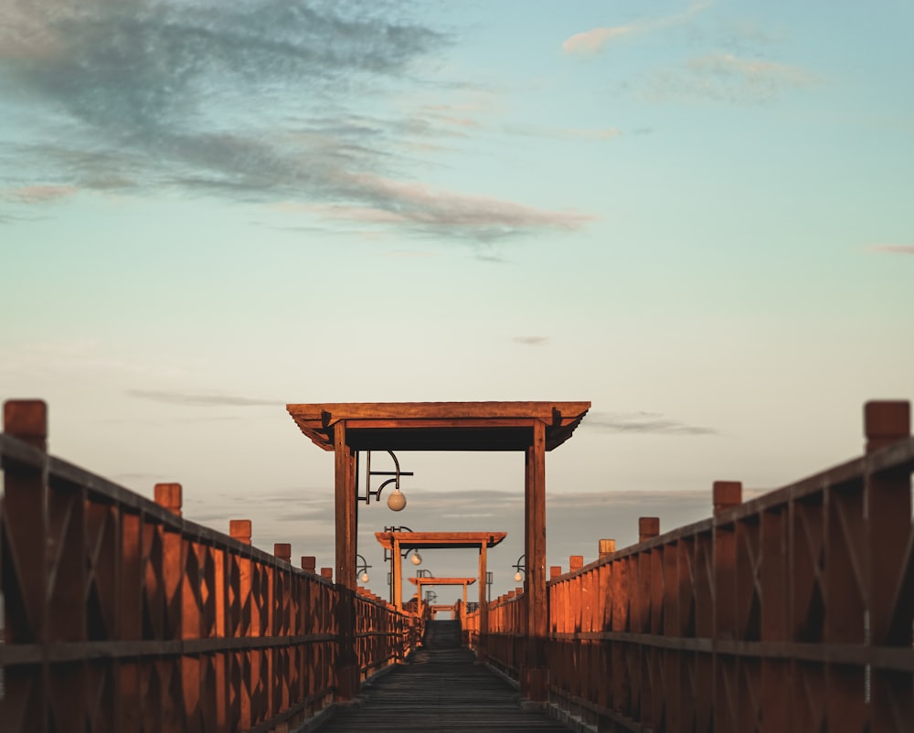 Puente de madera marrón sobre el mar durante el día