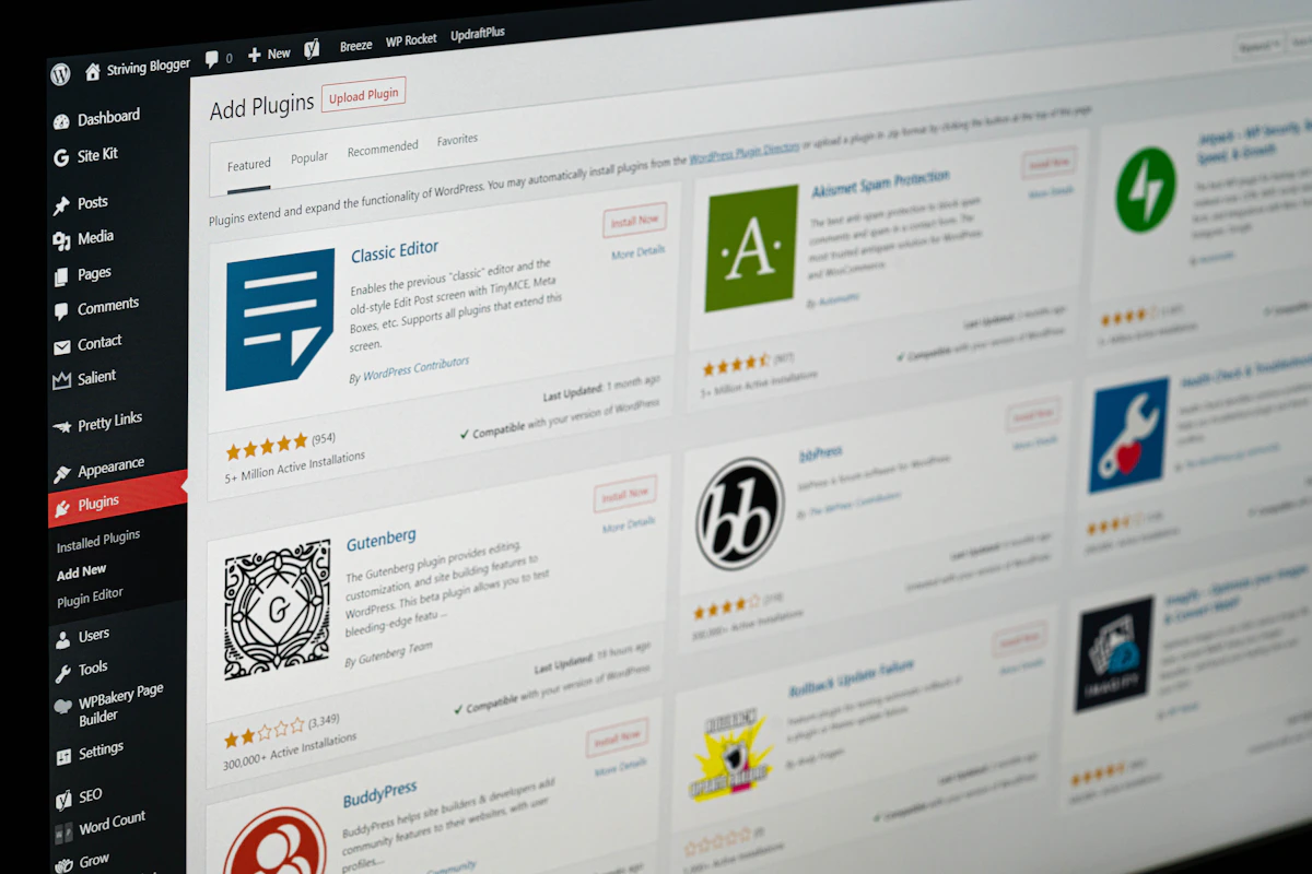 Écran plat noir affichant une interface de création de site web optimisé pour le référencement