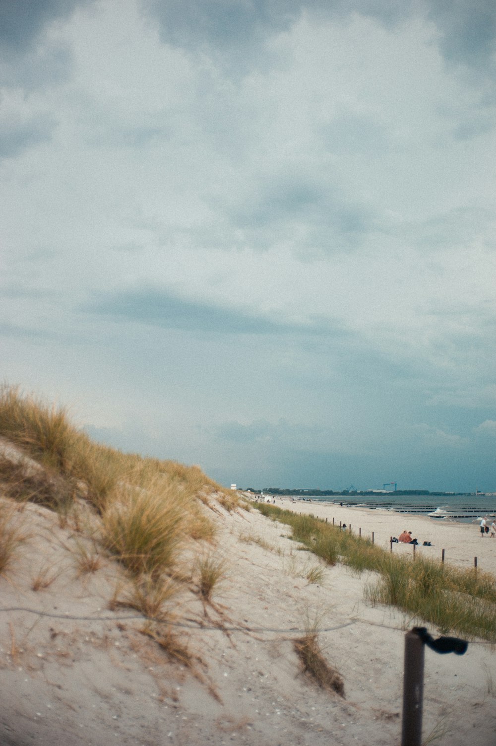 weißes und blaues Boot auf See unter weißen Wolken tagsüber