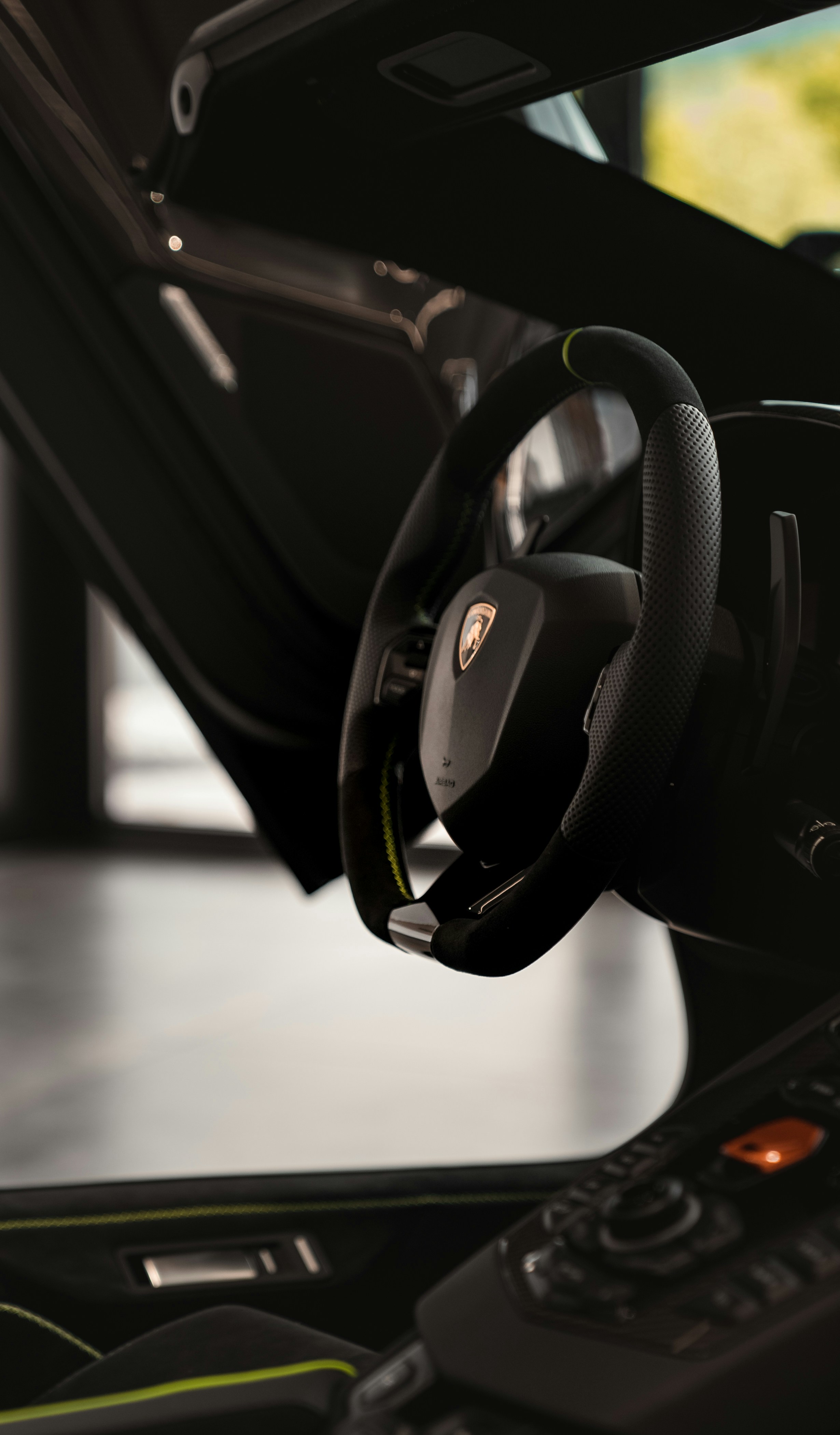 Interior of the Aventador SVJ with carbon fiber and Alcantara.