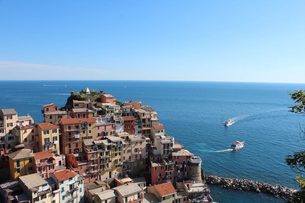 Vue aérienne des bâtiments de la ville près de la mer pendant la journée