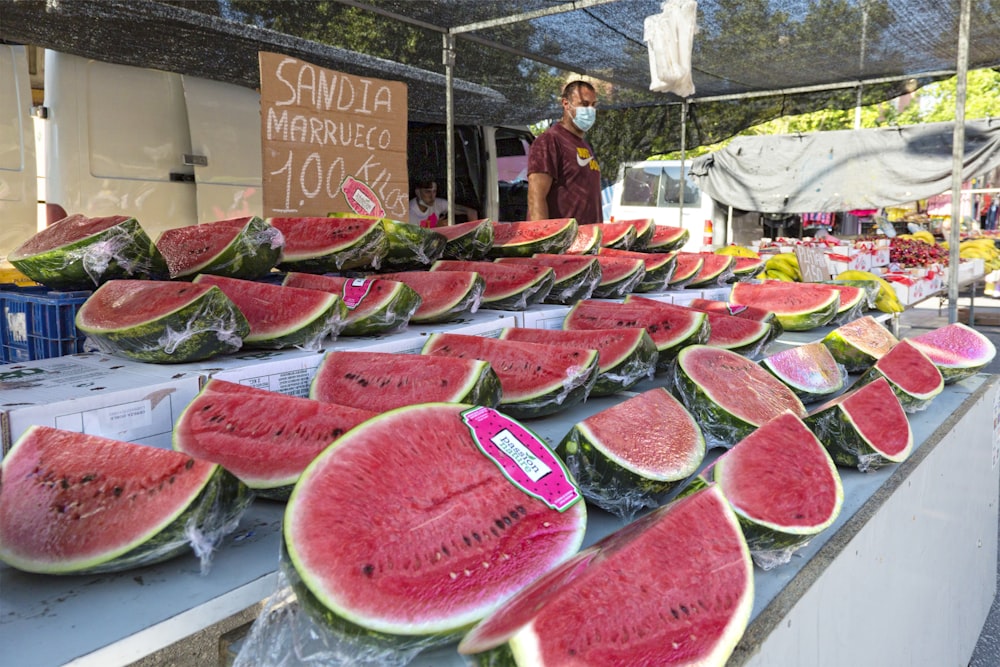 Tagsüber in Scheiben geschnittene Wassermelone ausgestellt