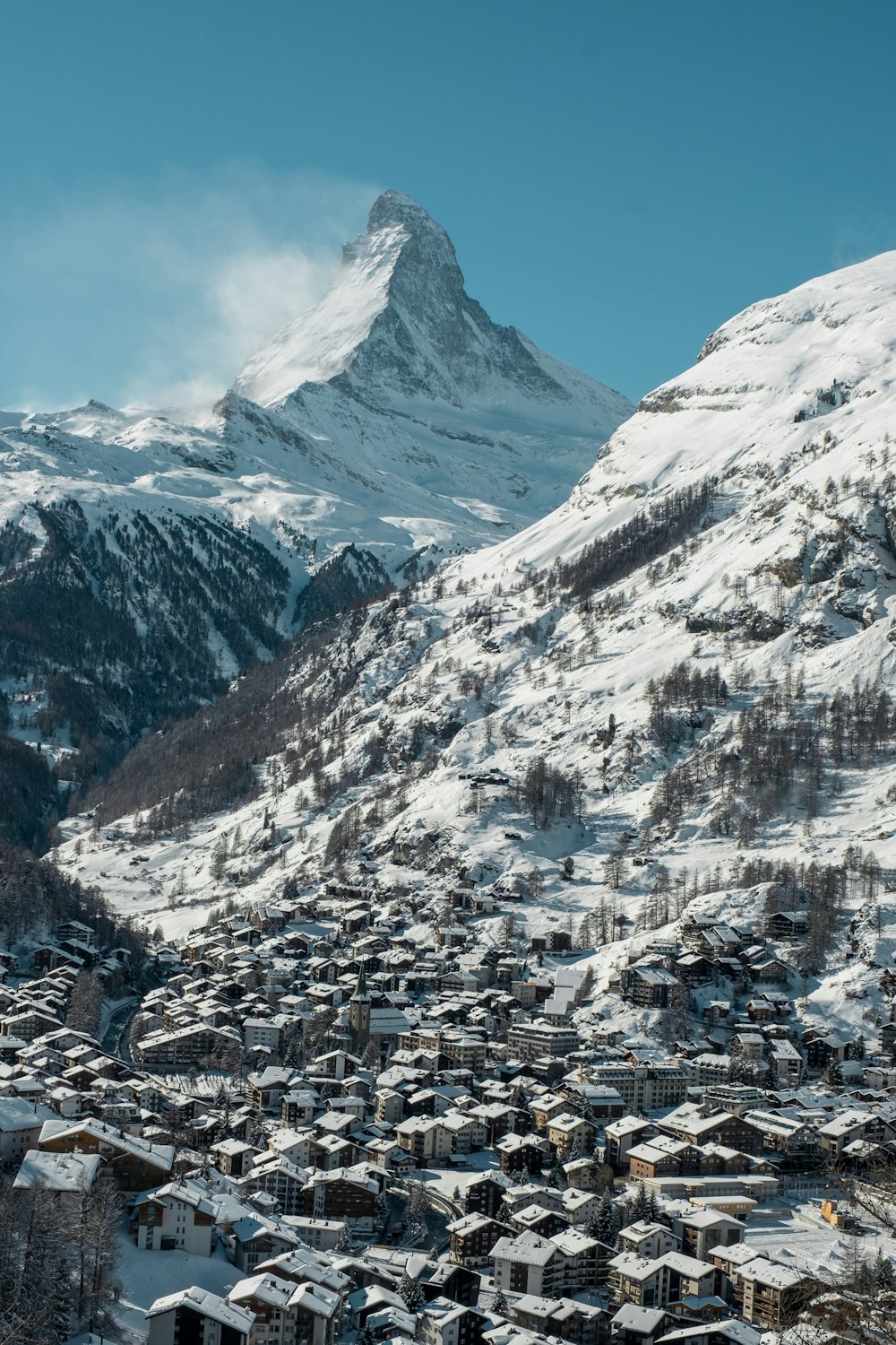 montagne rocheuse sous ciel bleu pendant la journée